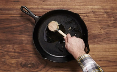 Сбегали в ванную — и сковорода снова блестит: простое средство справляется лучше любой бытовой химии