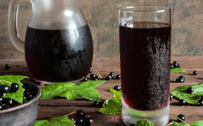 Зима становится уютней, когда пахнет летом: готовим освежающий компот из смородины с тонкими нотами базилика