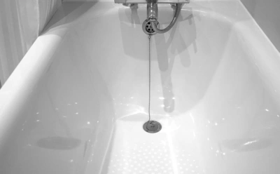 Желтая ванна снова засияет: простые смеси с кухни очищают налет не хуже дорогой химии