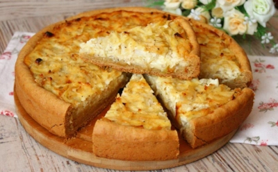 Этот пирог может заменить целый ужин: мягкое тесто и пикантная начинка создают идеально сбалансированное блюдо