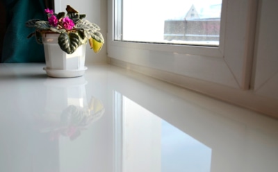 Пятна больше не выводят из себя: эти 3 домашних метода возвращают подоконнику первозданную чистоту