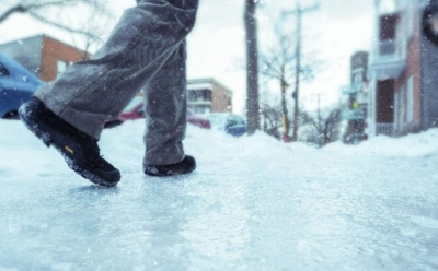 «Приседания в сторону голольда» больше не понадобятся: простая хитрость отучит вашу обувь скользить навсегда