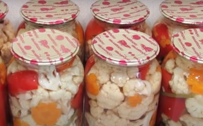 Банки наполняются вкусом: простой рецепт салата помогает сохранить витамины до самой весны