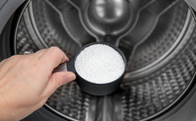 Белье пахнет подвалом, а машинка гремит как трактор: такая чистка за один цикл сотворит невозможное и спасет технику