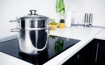 Кастрюли снова сверкают — и никакой химии: этот природный помощник творит с металлом то, что не могут дорогие средства