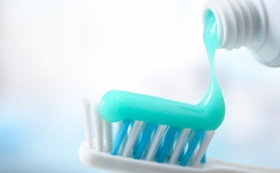 Гигиена оборачивается проблемами: эксперт объяснил, какие компоненты зубных паст вредят эмали и микробиому