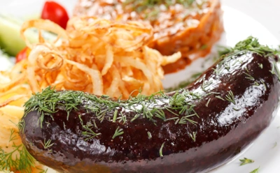 Вкус, который завораживает: кровяная колбаса с фетой и пореем становится яркой звездой запеченного блюда