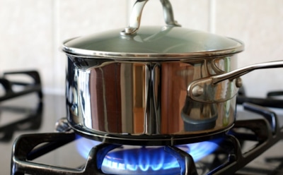 Когда кастрюля намекает, что ей пора: какие сигналы говорят о скорой необходимости в замене посуды
