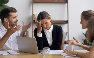 Конфликт можно погасить без крика: эти 3 фразы превращают агрессора в растерянного наблюдателя