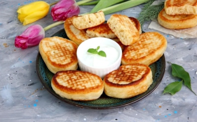 Немного кефира — и много счастья: эти бездрожжевые оладьи удивляют пышностью и тонким ароматом ванили