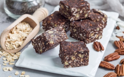 Полезное лакомство, которое готовится удивительно легко: этот домашний батончик получается вкуснее магазинных