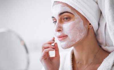 Омоложение без салонов и уколов: нежный домашний рецепт подтягивает овал лица и разглаживает морщины