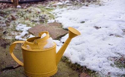 Холод превращает оборудование в хрупкий мусор: как правильно законсервировать поливочный инвентарь до тепла