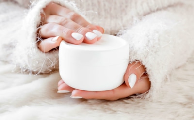 Тюбик из косметички способен на маленькие чудеса: где работает крем для рук, кроме собственно рук — бытовые лайфхаки