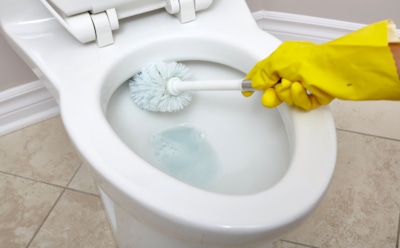 Желтый налет не выдерживает одного простого трюка: доступное средство сделает ваш унитаз белоснежным без лишних усилий