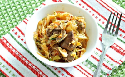 На этот аромат семья сразу сбегается к столу: тушеная капуста превращается в сытный хит дня