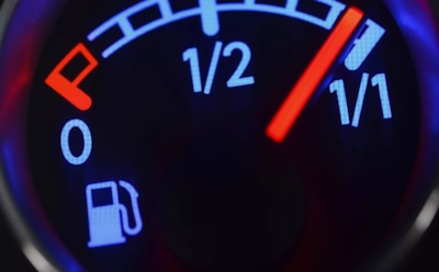 Такая себе экономия: почему заправки по 5–10 литров приводят автомобиль к поломкам, а водителя к лишним тратам