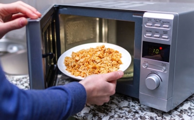 Радиоволны не превращают еду в «атомный обед»: ученые опровергли главные мифы о микроволновках