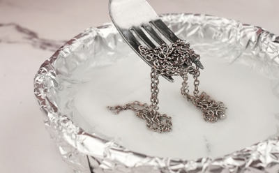 Украшения теряют блеск на глазах: домашние приемы возвращают серебру сияние даже при сложном узоре