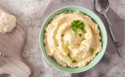Простой рецепт с вау-эффектом: пюре из цветной капусты заменяет картошку и радует легкостью и нежной текстурой