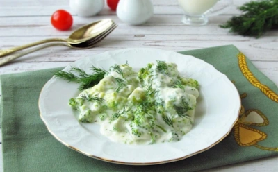 Брокколи еще никогда не была такой соблазнительной: сметанно-чесночный соус превращает ее в блюдо мишленовского уровня