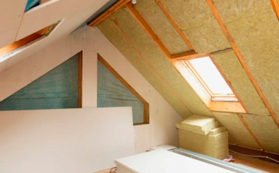 Дом мерзнет из-за крыши — и это факт: как утеплиться, не разбирая всю кровлю