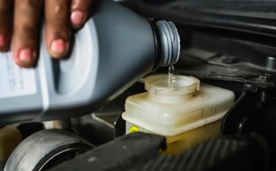 Промедление грозит безопасности: когда действительно пора менять тормозную жидкость в системе автомобиля
