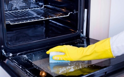 Домашняя химлаборатория побеждает нагар: простой состав очищает духовку лучше магазинных средств