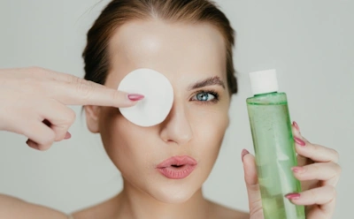 Твоя мицеллярка скрывает суперсилу: обычное средство для снятия макияжа превращается в универсального помощника по дому