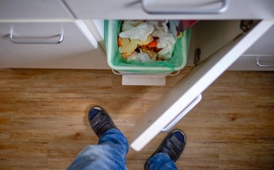 Запахи больше не будут портить уют: простые трюки избавляют мусорное ведро от постоянной вони
