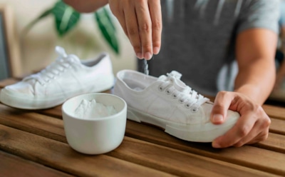 Обувь станет как новая: эта домашняя химия за ночь вытянет влагу и убьет запах навсегда