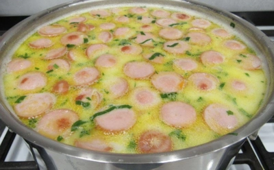 Суп, которому радуются и дети, и взрослые: нежная сырная текстура с курицей и сосисками делает вкус идеальным