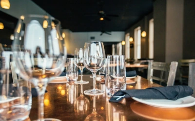 Стекло снова сияет как новое: простые кухонные хитрости превращают потемневшую посуду в витринные сокровища