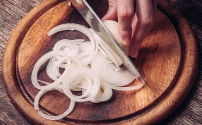 Не плачем и не рыдаем, когда лук чистим и нарезаем: как обойтись без слез в процессе