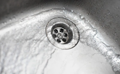 Когда раковина встает колом, помогает копеечный лайфхак: домашняя химия справляется без усилий