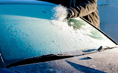 Мороз больше не застает врасплох: простой прием избавляет лобовое стекло от ледяного панциря