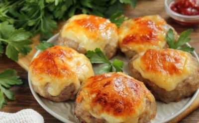 Хрустящий батон превращается в ужин мечты: сочный фарш и сырная корочка делают блюдо неудержимо вкусным