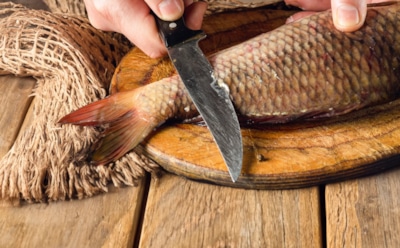 Рыбка больше не ускользает: простой трюк помогает снять чешую без грязи и нервов