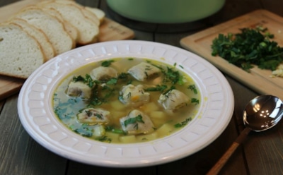 Тяп-ляп — и все готово: ленивые пельмени превращают обычный суп в настоящий зимний хит