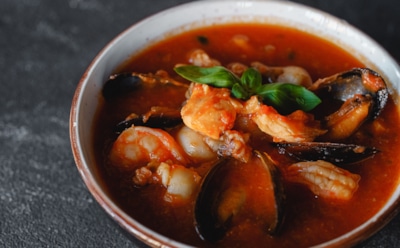 Когда домашний ужин звучит как меню с курорта: этот томатный суп с морепродуктами удивляет текстурой и насыщенным вкусом