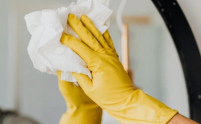 Зеркало перестанет злить: простой кухонный продукт заставит его сиять без разводов и усилий