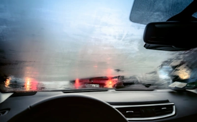 Пара движений салфеткой — и проблема исчезла: средство из подручных компонентов спасает водителей каждую зиму