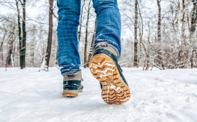 Холод не доберется до ступней: простая хитрость удерживает тепло так же мощно, как спасательное одеяло