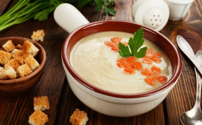 Сливочная роскошь прячется в кастрюле: запеченный картофель и соленый сыр дарят супу насыщенный вкус