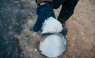 На участке тает лед — простое средство его проймет: как избавиться от гололеда без вреда для почвы