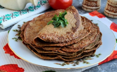 Блины выходят за рамки привычного: ржаное тесто и кремово-овощная смесь создают по-настоящему богатый вкус