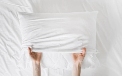 Порошок не справился, а это помогло сразу: неожиданный способ отстирать засаленные наволочки