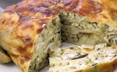 Гости долго не понимали, какой сюрприз внутри: необычная курица с блинной начинкой — настоящая кулинарная магия