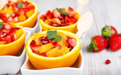 Гости сначала фотографируют, потом едят: потрясающий фруктовый салат в апельсинах для любой вечеринки