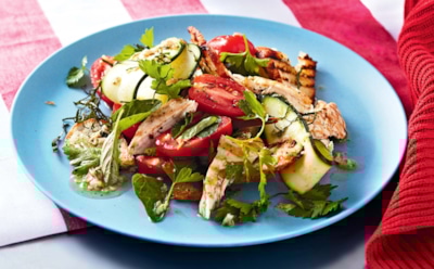 Легкий, но совсем не скучный: салат с курицей, который выглядит празднично и естся с удовольствием